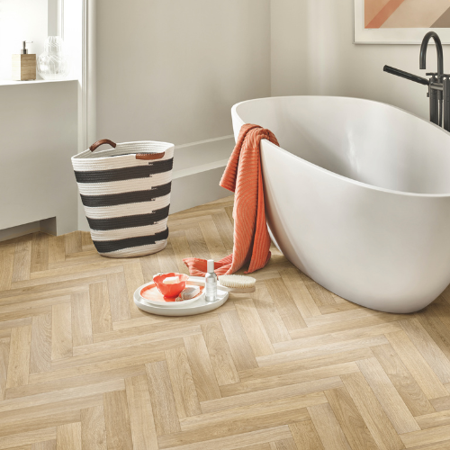 Vinyl in een badkamer met losstaande moderne badkuip