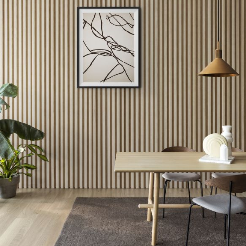 Eetkamer met ingesneden tapijt in de vloer.