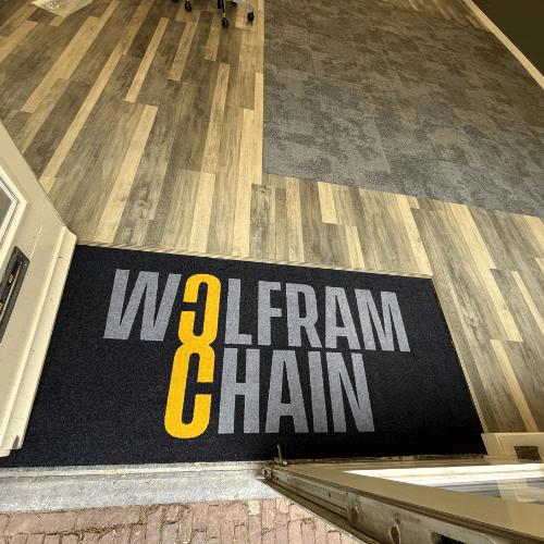zwarte droogloopmat met wit logo van wolfram chain