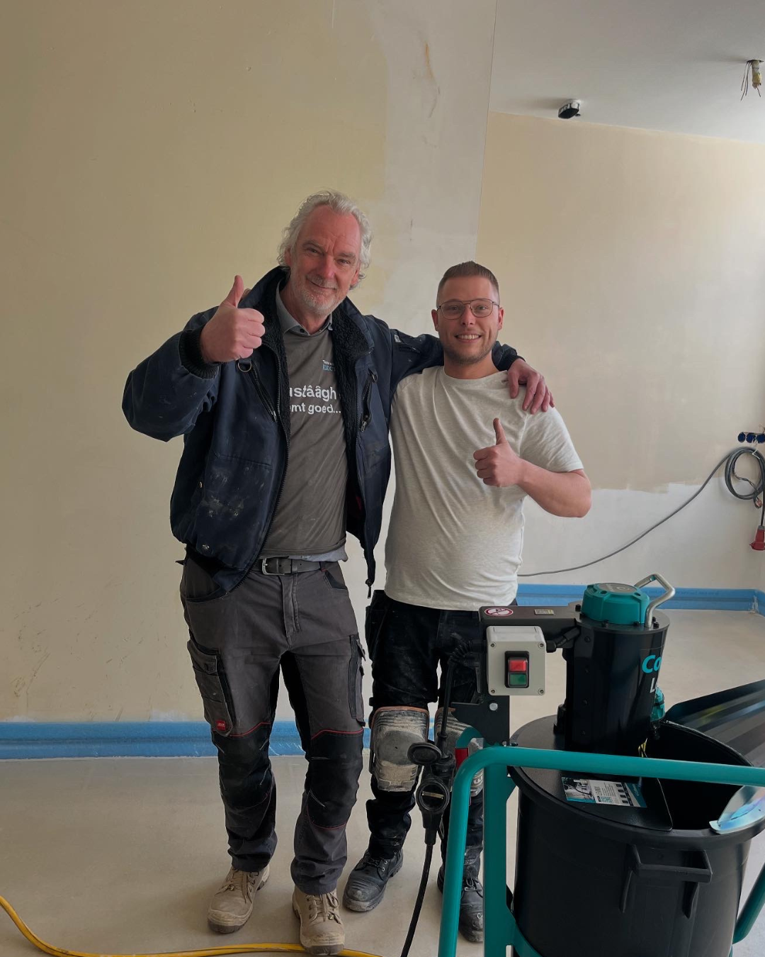 Ivo Klip en Stefan de Walle (Sinterklaas) staan samen lachend op de foto, met duimen omhoog tijdens een klus.