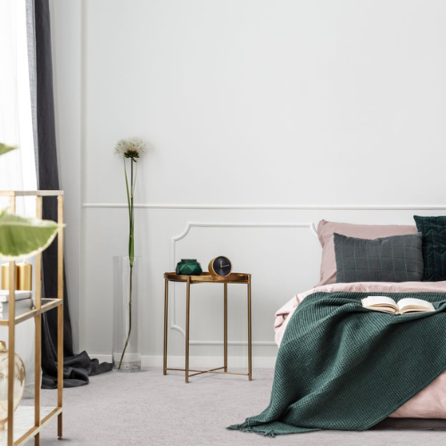 Slaapkamer met tapijt